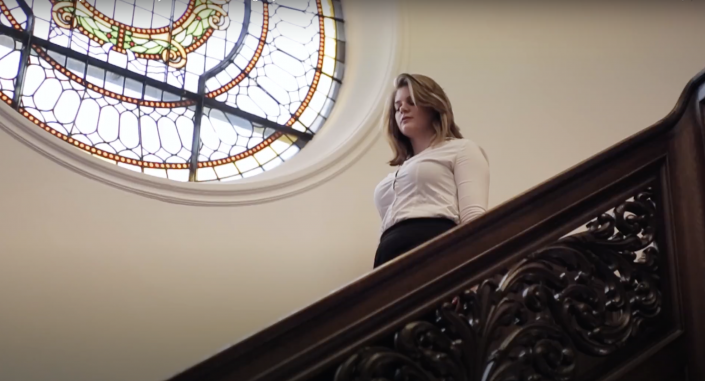 Romy Vermeulen loopt van de trap af.