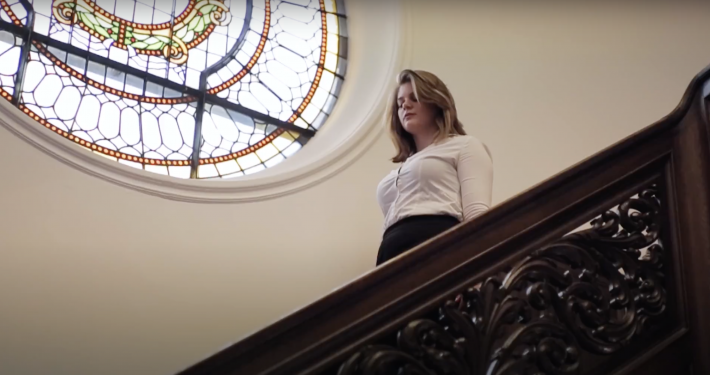 Romy Vermeulen loopt van de trap af.