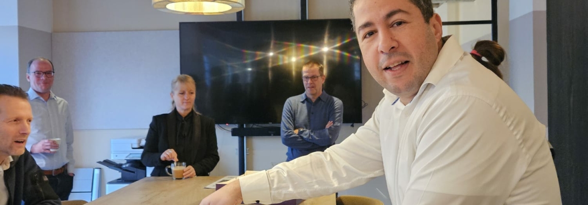 Mohamed snijdt de taart aan