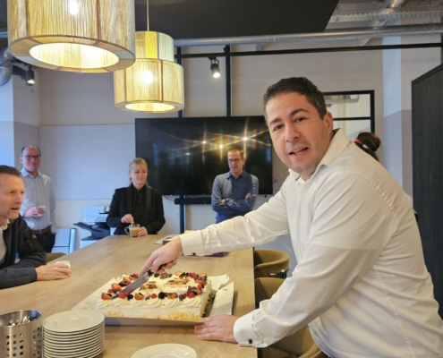 Mohamed snijdt de taart aan