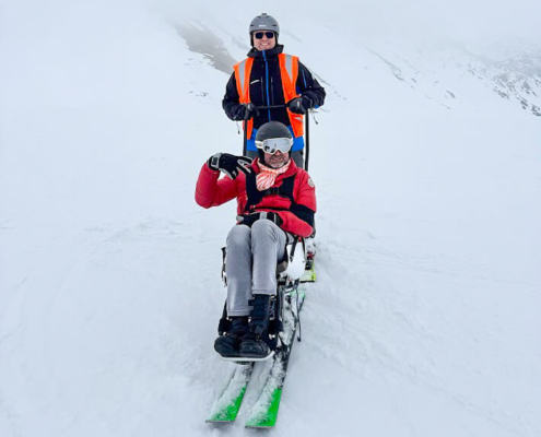 Xander helpt stichting Hollandheim met wintersportreis