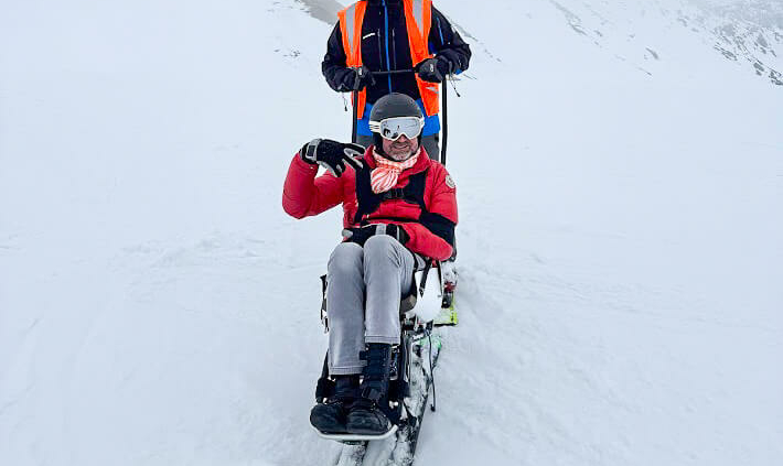 Xander helpt stichting Hollandheim met wintersportreis