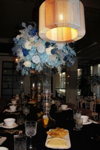 Blauwe bloemen en gedekte tafel