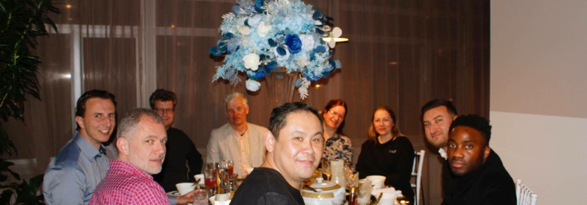 Medewerkers van tunen en dubois aan tafel