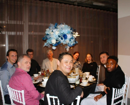 Medewerkers van tunen en dubois aan tafel