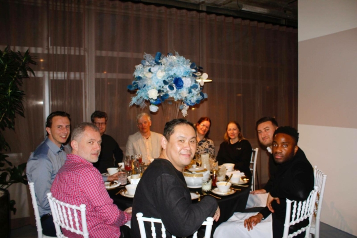 Medewerkers van tunen en dubois aan tafel