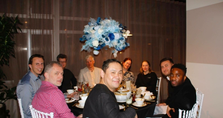 Medewerkers van tunen en dubois aan tafel